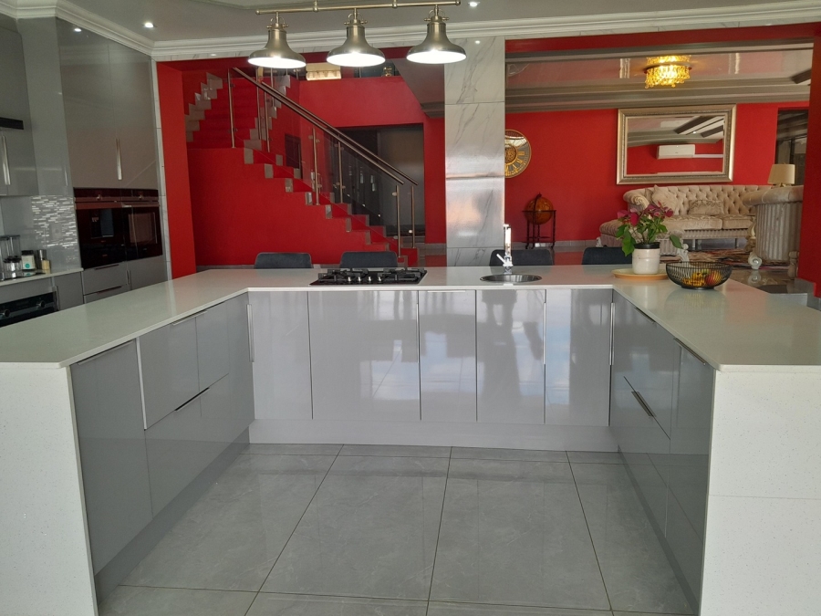 6 Bedroom Property for Sale in Kosmos Ridge North West